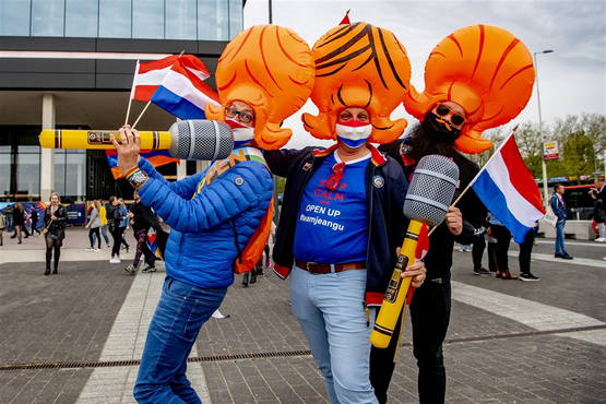 Nederlandse mannen mogen ergens naar toe (2021, colorized)