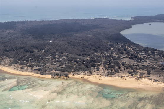 Tonga bedekt onder laag vulkaansmurrie