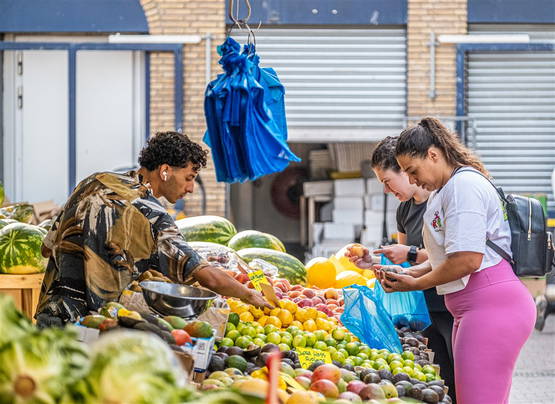 Nou vooruit, hier foto van mensen op een markt