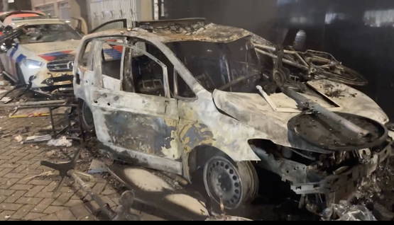 Foto's: de achtergelaten politie-auto's Foto's: de achtergelaten politie-auto's