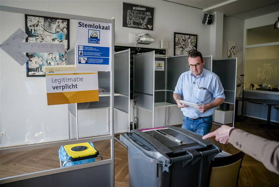 Ga ALLÉÉN het stemhok in & maak vakje bij kandidaat van uw keuze rood