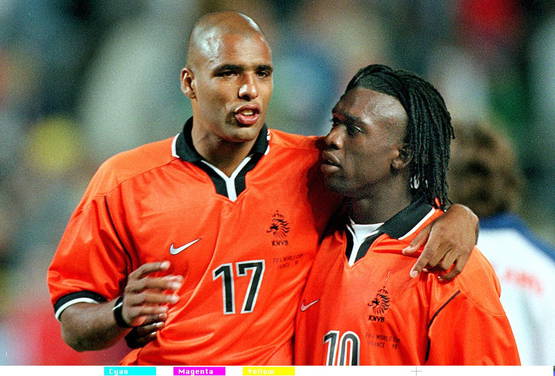 Seedorf (links) luistert naar Kluivert (rechts)