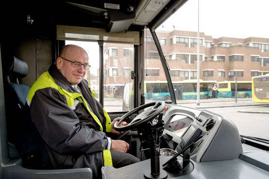 Foto 7. Ex-staatssecretaris Fred Teeven is thans buschauffeur bij Conexxion