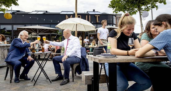 "Zo, die mokkels hebben we toch maar mooi geregeld pik"