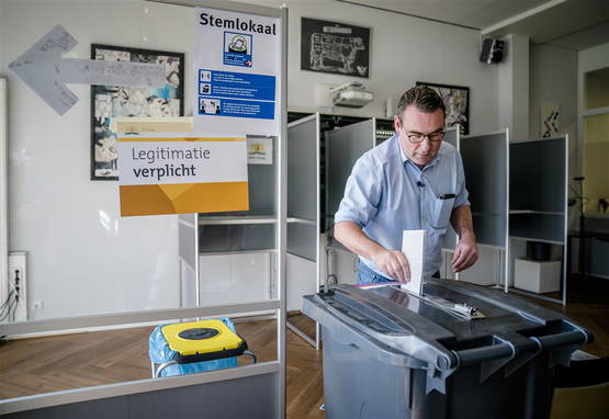 Ga ALLÉÉN het stemhok in & maak vakje bij kandidaat van uw keuze rood