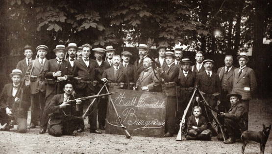 Burgerwacht in 1919, toen geluk nog heel gewoon was