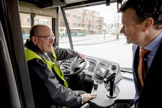 Foto 7. Ex-staatssecretaris Fred Teeven is thans buschauffeur bij Conexxion