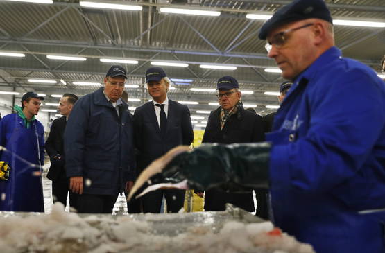 Geert Wilders looking at things 2