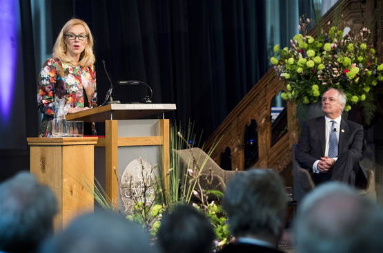 Bonusfoto: minister Kaag (zonder hoofddoek) houdt reclamepraatje voor Polman