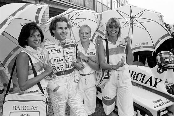 Gerhard Berger met Barclay grid girls (nu allemaal verboden)