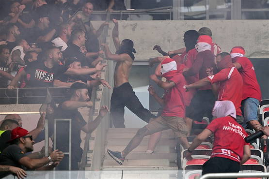 Hier begint het: fans van Köln (rood-wit) gaan in de aanval Hier begint het: fans van Köln (rood-wit) gaan in de aanval