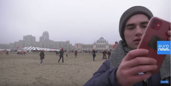 Jongen heeft nog nooit een camera gezien