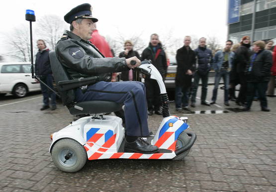 Verdomme zelfs de politie op een scootmobiel