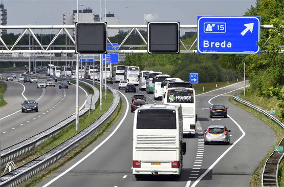 Door Amsterdam uitgezette touringcar zoekt opvang in de regio