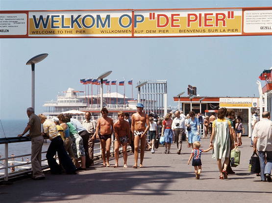 Vroeger, toen men nog een jasje droeg op Scheveningen...