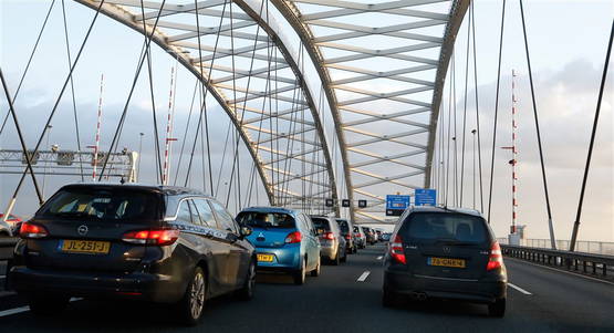 10 - Wegens technisch defect in de file staan voor de Van Brienenoordbrug