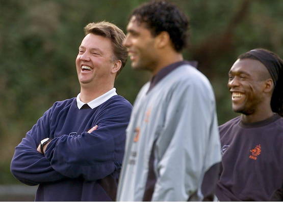 Seedorf (links) luistert naar Kluivert (rechts) Seedorf (links) luistert naar Kluivert (rechts)