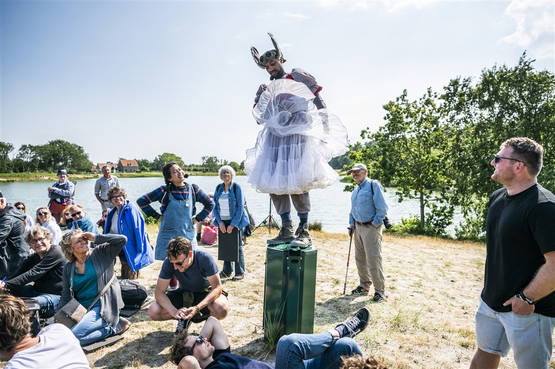 En toen ging er iemand in een tutu op een vuilnisbak staan