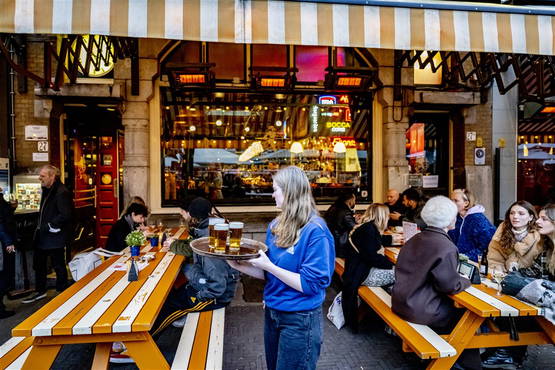 Ober loopt nog steeds rond met bier