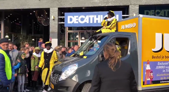 Intocht Zwarte Piet, op een Jumbo-wagen