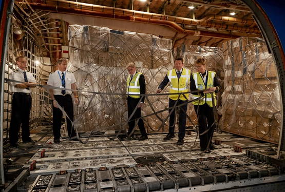 Geduldig wachten Martin van Rijn en Pieter Elbers op de mondkapjes