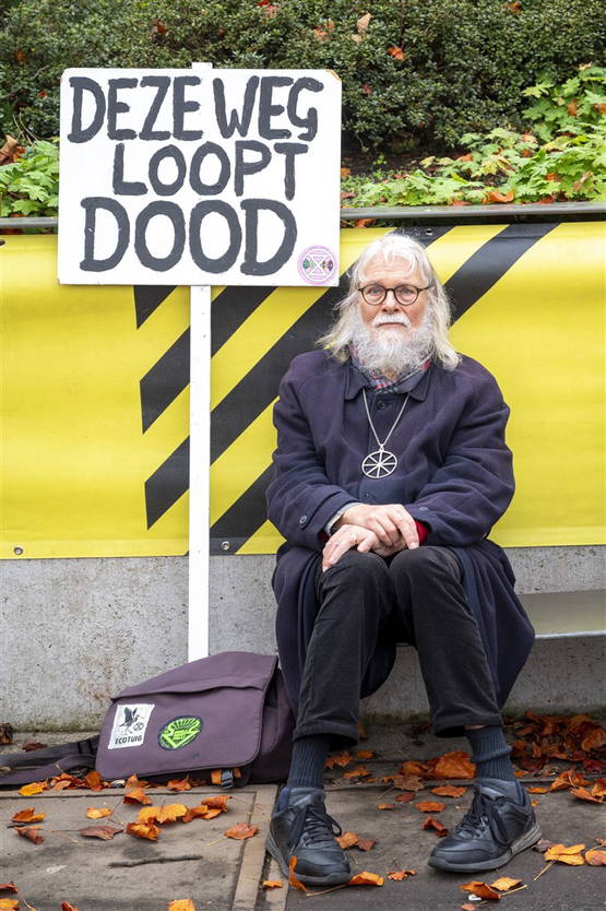 Troostprijs III - Meneer met rare ketting Troostprijs III - Meneer met rare ketting