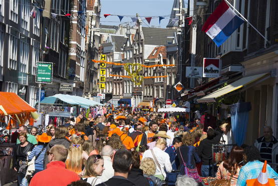 17.00 uur - Drink beer on the street