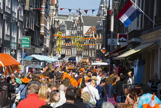17.00 uur - Drink beer on the street 17.00 uur - Drink beer on the street