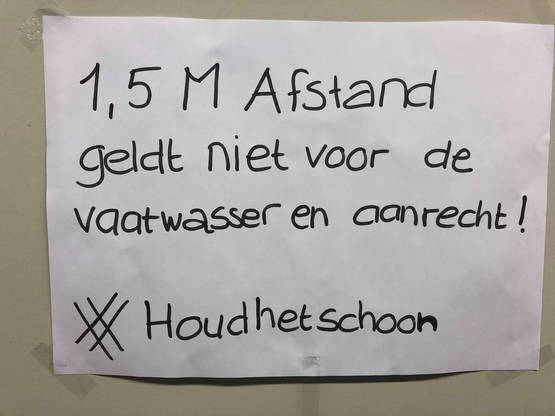 Of omdat ze te veel happen naar de baas? Of omdat ze te veel happen naar de baas?