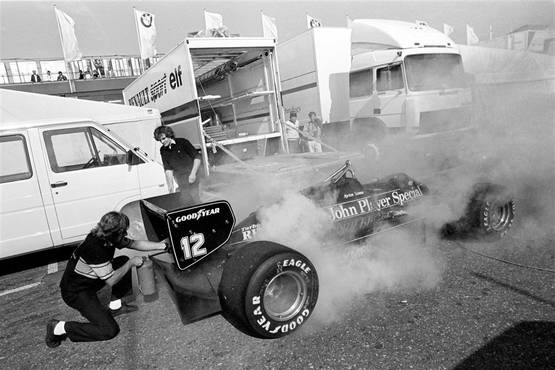 Gerhard Berger met Barclay grid girls (nu allemaal verboden)