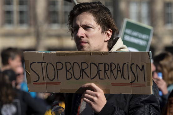 Amsterdam Vandaag. Man demonstreert tegen Claudia de Breij? Amsterdam Vandaag. Man demonstreert tegen Claudia de Breij?