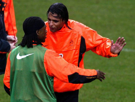 Seedorf (links) luistert naar Kluivert (rechts)