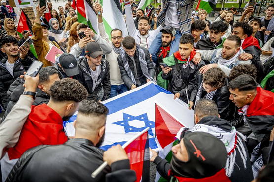 8 oktober: maatschappelijke vrede in Rotterdam, met Israëlische vlag