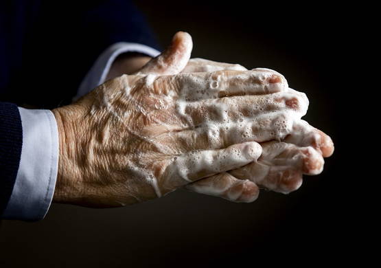 Na ellebooghoesten handen wassen