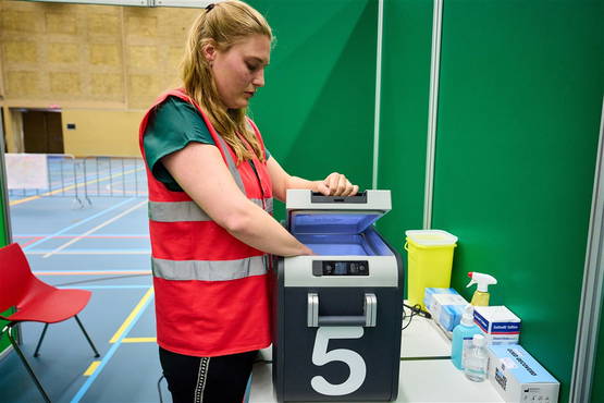 Hier, ik laat de naalden nog wel een keer zien