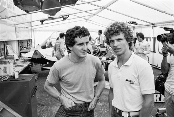 Gerhard Berger met Barclay grid girls (nu allemaal verboden)