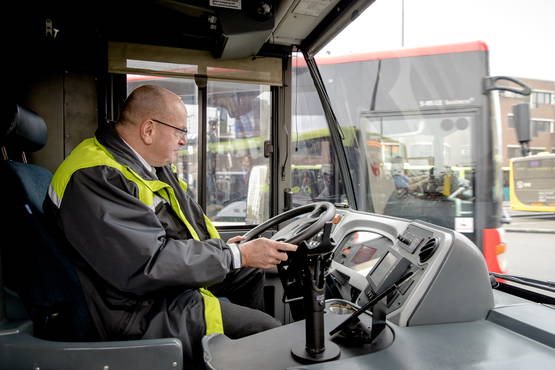 Foto 7. Ex-staatssecretaris Fred Teeven is thans buschauffeur bij Conexxion