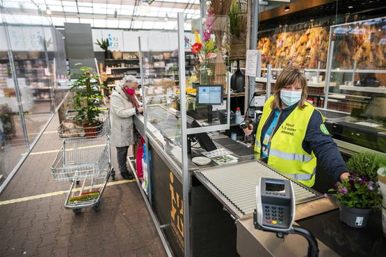 Fanny (47) zit achter de kassa