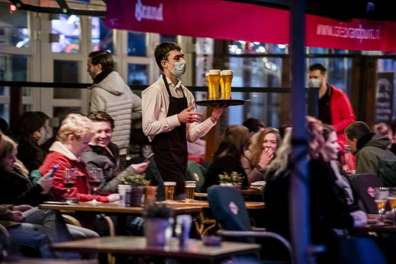 Ober loopt nog steeds rond met bier