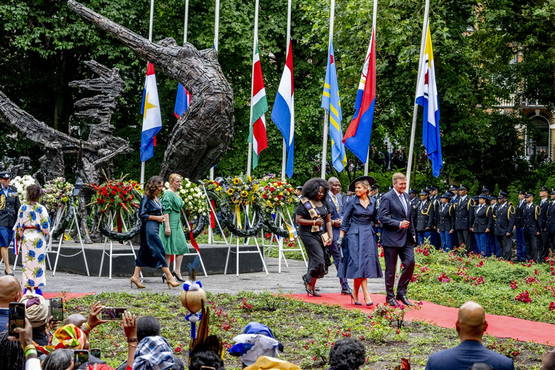 Afbeelding: een koning in Amsterdam die lang niet genoeg doet