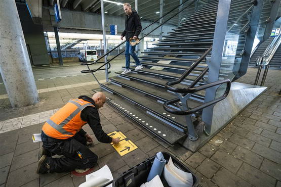 Marco plakt stickers voor de lift