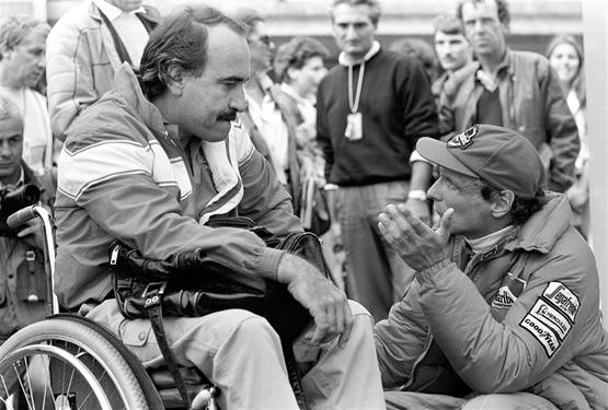 Gerhard Berger met Barclay grid girls (nu allemaal verboden)