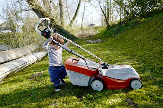 3. Schaf een elektrische grasmaaier aan