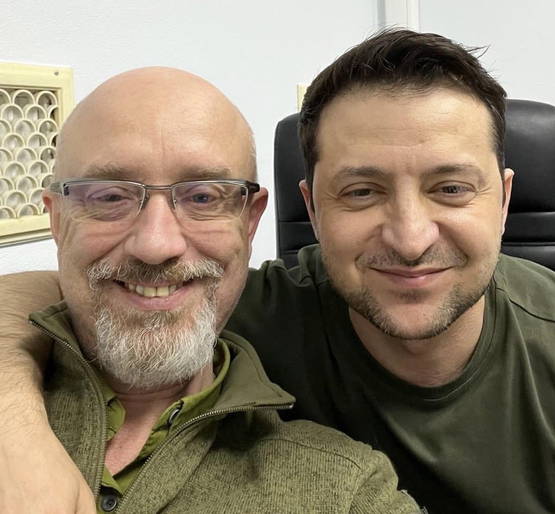 Contrast: Zelensky en z'n MinDef op 27 februari