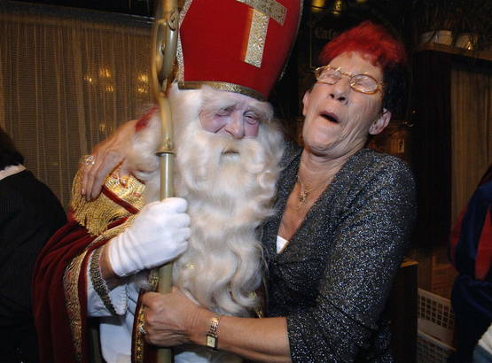 Random bonusfoto. Vrouw krijgt genotsei van Sinterklaasje