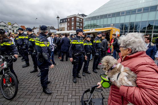 LET OP DIE VROUW MET PLOFHONDJE