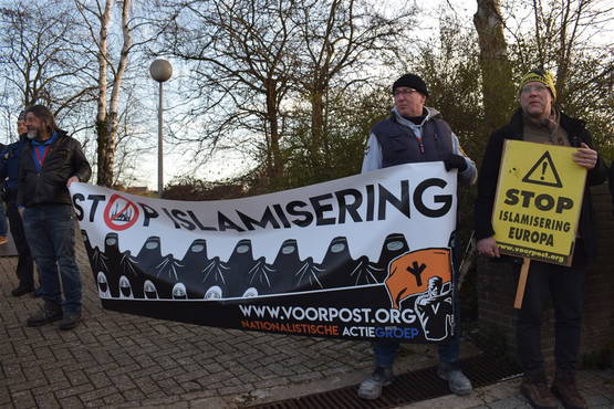 Dit spandoek is 6 maanden cel, in Belgistan