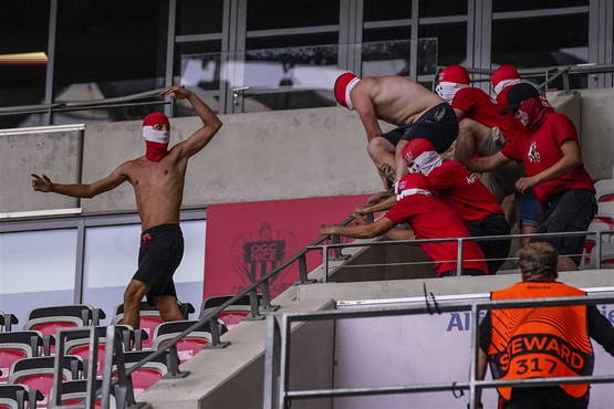 Hier begint het: fans van Köln (rood-wit) gaan in de aanval Hier begint het: fans van Köln (rood-wit) gaan in de aanval