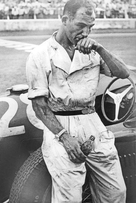 Moss naast de Maserati 250F Moss naast de Maserati 250F