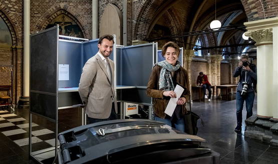 Moderne vrouw brengt haar stem uit